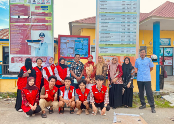 Foto bersama usai pembuatan papan informasi terkait bencana angin badai dan banjir di depan Kantor Desa Makkawaru, Kamis (09/01). Foto: Dokumentasi Pribadi