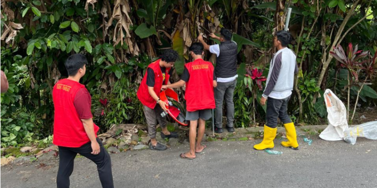 Proses pemasangan cermin cembung oleh mahasiswa KKN-T Universitas Hasanuddin Gelombang 113 bersama pemerintah Desa (Pemdes) Manimbahoi, Kabupaten Gowa, Kamis (09/01). Foto: Dokumentasi Pribadi