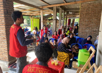Mahasiswa KKN-T sosialisasikan olahan daun kelor menjadi puding di Posyandu Mawar 4, Dusun Bonto Tanae, Desa Bonto Masila, Kabupaten Bulukumba, Jumat (17/01). Foto: Dokumentasi pribadi