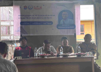 Sosialisasi Alat Tangkap Ramah Lingkungan sekaligus mendiskusikan regulasi Vessel Monitoring System (VMS) bersama nelayan tradisional yang berlangsung di Kantor Desa Lero, Selasa (21/01). Foto: Dokumentasi pribadi