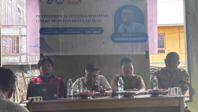 Sosialisasi Alat Tangkap Ramah Lingkungan sekaligus mendiskusikan regulasi Vessel Monitoring System (VMS) bersama nelayan tradisional yang berlangsung di Kantor Desa Lero, Selasa (21/01). Foto: Dokumentasi pribadi