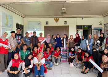 Foto bersama setelah Sosialisasi Ecobrick sebagai Langkah kreatif Mengurangi Sampah Plastik kepada masyarakat Desa Tarowang, Kabupaten Jeneponto, Rabu (22/01). Foto: Dokumentasi pribadi