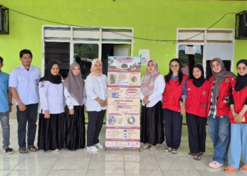 Foto bersama infografis di Kantor Desa Kaluku, Kecamatan Batang, Kabupaten Jeneponto, Rabu (22/01). Foto: Dokumentasi pribadi