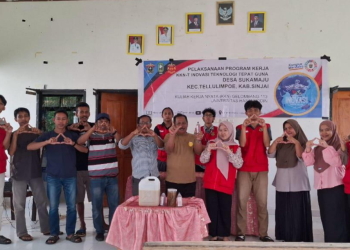 Foto bersama setelah Edukasi dan Pelatihan Pembuatan Plant Growth Promoting Rhizobacteria (PGPR) Metode Inokulum Akar Bambu untuk Mengurangi Penggunaan Pupuk Kimia Sintetik, Rabu (22/01). Foto: Dokumentasi pribadi