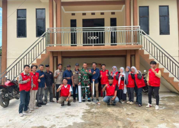 Foto bersama Mahasiswa KKNT-T setelah melaksanakan melaksanakan Program Unggulan, Sosialisasi Penggunaan Pompa Hidram untuk Lahan Pertanian dan Pembuatan Alat Filterisasi Air di Desa Benteng Paremba, Kamis (23/01). Foto: Dokumentasi pribadi