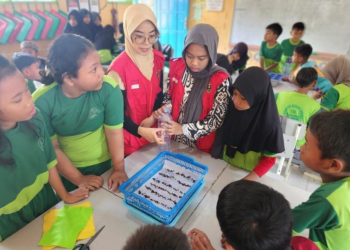 Mahasiswa KKN-T mengajarkan siswa menanam sayur dengan metode hidroponik, Rabu (22/01). Foto: Dokumentasi pribadi