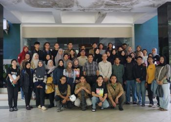 Foto bersama Mahasiswa Prodi Konservasi Hutan dengan Dekan FHUT Unhas pada pelepasan mahasiswa untuk PUK, Kamis (09/01). Foto: Dokumentasi Pribadi.