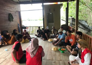 Solusi Praktis Budidaya Udang: KKN-T Unhas Usulkan Kolam Terpal ke Petani Tambak