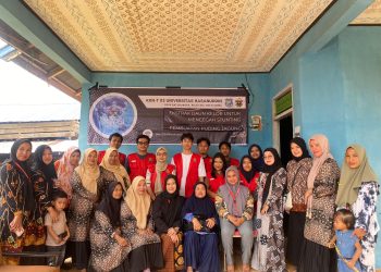 Foto bersama Mahasiswa KKN-T Unhas usai Sosialisasi Estrak Daun Kelor di Posyandu Dusun Batukaropa, Desa Batukaropa, pada Rabu (15/01). Foto: Dokumentasi Pribadi.