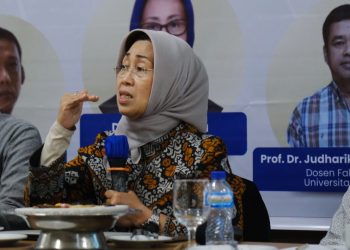 Ketua Dewan Pers Republik Indonesia, Dr Ninik Rahayu SH MS menyampaikan materi pada sosialisasi PKS Dewan Pers dan Riset Dikti di Inspiring Room Unhas Hotel and Convention, Jumat (17/01). Foto: IDENTITAS/Ismail Basri.