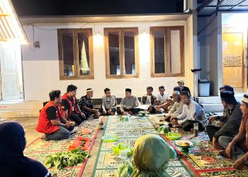 Potret Proses Pelatihan Masyarakat dalam Pembuatan Gamal Mineral Block (GMB) di Desa Lamatti Riaja, Jumat (17/01). Foto: Dokumentasi Pribadi