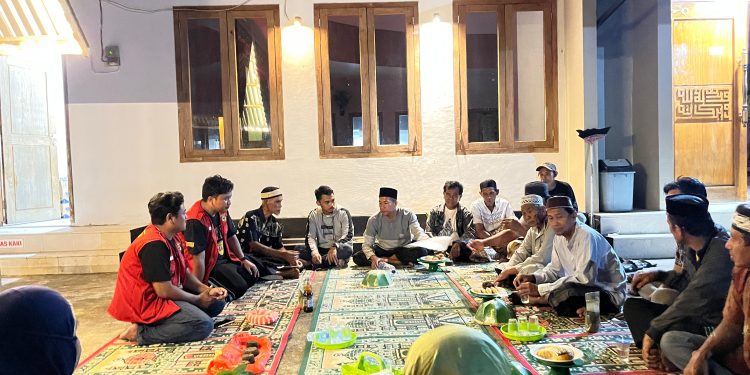 Potret Proses Pelatihan Masyarakat dalam Pembuatan Gamal Mineral Block (GMB) di Desa Lamatti Riaja, Jumat (17/01). Foto: Dokumentasi Pribadi