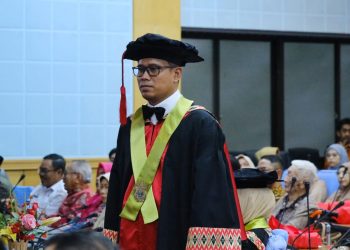 Guru Besar FK Unhas, Prof dr Firdaus Hamid PhD SpMK(K) saat dikukuhkan oleh Dewan Profesor Unhas di Ruang Senat Lantai 2 Gedung Rektorat, Rabu (22/01). Foto: IDENTITAS/Ismail Basri.