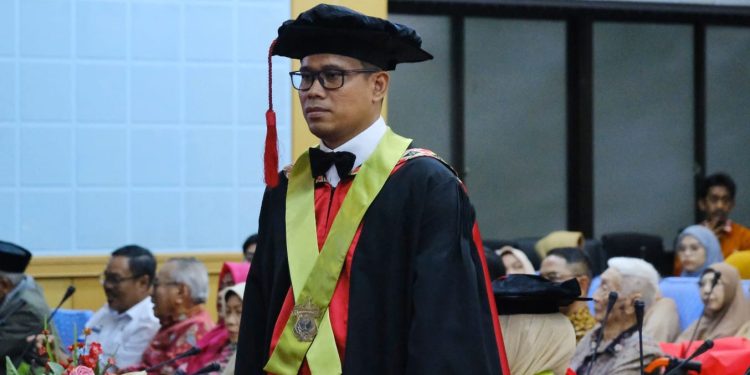 Guru Besar FK Unhas, Prof dr Firdaus Hamid PhD SpMK(K) saat dikukuhkan oleh Dewan Profesor Unhas di Ruang Senat Lantai 2 Gedung Rektorat, Rabu (22/01). Foto: IDENTITAS/Ismail Basri.