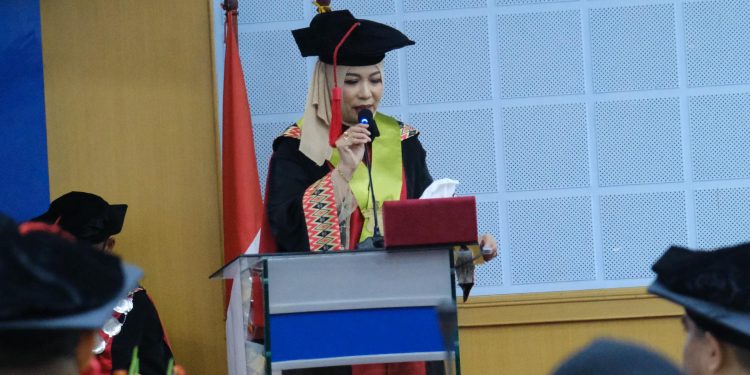 Guru Besar FK Unhas, Prof Dr dr Aidah Juliaty A Baso SpA(K) SpGK menyampaikan pidato ilmiahnya pada pengukuhan Guru Besar di Gedung Rektorat, Rabu (22/01). Foto: IDENTITAS/Ismail Basri.