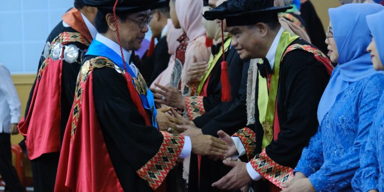 Prof Dr dr Muh. Fadjar Perkasa SpTHTBKL SubspRhino(K) mendapatkan ucapan selamat dari Rektor Unhas (Kiri) sesaat setelah dikukuhkan sebagai Guru Besar FK Unhas di Ruang Senat Lantai 2 Gedung Rektorat Unhas, Rabu (22/01). Foto: IDENTITAS/Ismail Basri.