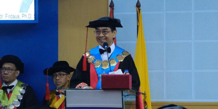 Rektor Unhas, Prof Dr Ir Jamaluddin Jompa MSc memberikan sambutan di Rapat Paripurna Senat Akademik Unhas yang berlangsung di Ruang Senat Lantai 2 Gedung Rektorat Unhas, Rabu (22/01). Foto: IDENTITAS/Ismail Basri.