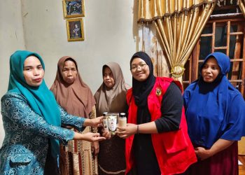 Foto penanggung jawab program kerja, Ainun Dwi Andini, saat menyerahkan sirup dan permen gula di Desa Lamatti Riaja, Kabupaten Sinjai, Rabu (22/01). Foto: Dokumentasi Pribadi