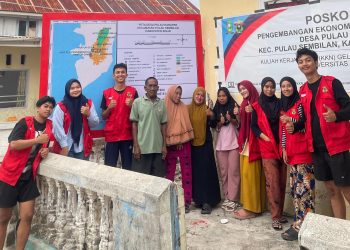 Foto Bersama Mahasiswa KKN dengan Kepala Desa Pulau Harapan, Kecamatan Pulau Sembilan, Kabupaten Sinjai, Kamis (23/01). Foto: Dokumentasi Pribadi