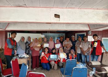 Foto mahasiswa bersama warga Desa Mangepong usai sosialisasi, Kamis (23/01). Foto: Dokumentasi pribadi