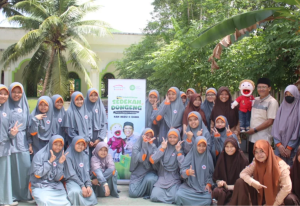 Foto bersama siswi SMP IT Assalam Kepulauan Selayar dengan Kak Heru pada kegiatan roadshow Sedekah Dongeng. Foto: Dokumentasi Pribadi