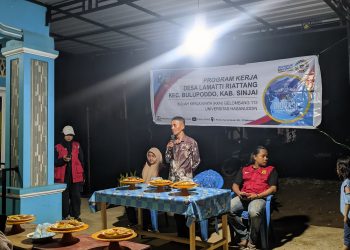 Mahasiswa KKN-T Unhas Gelar Demonstrasi Pembuatan Alat Penabur Pupuk di Desa Lamatti Riattang