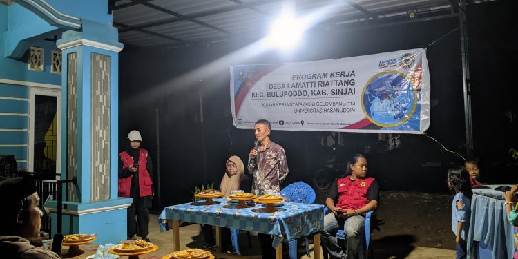 Mahasiswa KKN-T Unhas Gelar Demonstrasi Pembuatan Alat Penabur Pupuk di Desa Lamatti Riattang