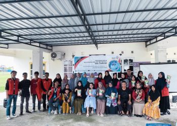 Foto bersama mahasiswa KKNT Unhas dengan masyarakat Desa Padakkalawa, setelah melakukan sosialisasi riset dan digital marketing di Desa Padakkalawa, Pinrang, Selasa (28/1). Foto: Dokumentasi Pribadi