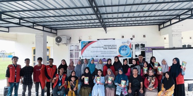 Foto bersama mahasiswa KKNT Unhas dengan masyarakat Desa Padakkalawa, setelah melakukan sosialisasi riset dan digital marketing di Desa Padakkalawa, Pinrang, Selasa (28/1). Foto: Dokumentasi Pribadi