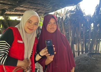 Foto bersama mahasiswa KKN dengan Pemilik usaha gula merah, Nurhayuni (kanan) setelah dilatih menggunakan aplikasi kelola keuangan, Kamis (30/01). Foto : Dokumentasi Pribadi
