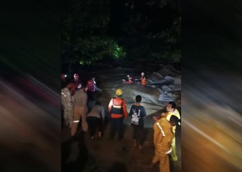 Proses evakuasi salah seorang Mahasiswa Unhas yang terseret arus Sungai Bisang La’boro pada Kamis (23/01). Foto: Tangkapan layar.