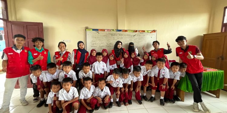Mahasiswa KKN-T Unhas Desa Makkawaru Ajarkan Bahasa Arab Dasar kepada Siswa