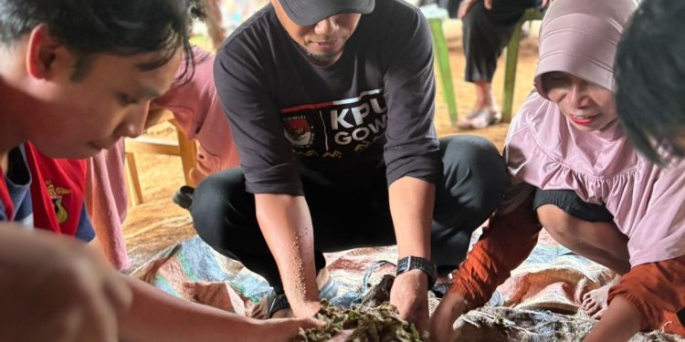 Mahasiswa dan masyarakat melakukan demonstrasi pembuatan pupuk organik di Desa Borisallo, Rabu (29/01).