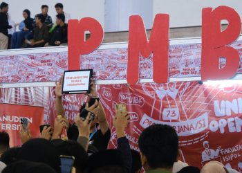 Ratusan siswa mengantri mendapatkan tiket Campus Tour.