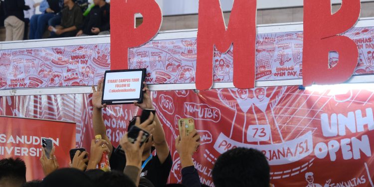 Ratusan siswa mengantri mendapatkan tiket Campus Tour.