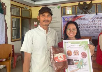 Mahasiswa berfoto bersama warga setempat dan hasil pengolahan limbah sabut kelapa di Kantor Desa Bulusuka, Sabtu (08/02). Foto: Dokumentasi pribadi