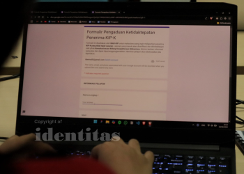 Mahasiswa yang sedang mengisi formulir pengaduan. Foto: IDENTITAS/Yan