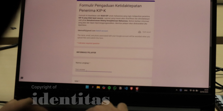 Mahasiswa yang sedang mengisi formulir pengaduan. Foto: IDENTITAS/Yan
