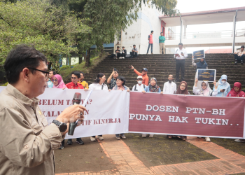 Hamris Darwis saat membacakan pernyataan sikap dalam aksi "Tukin for All" di Pelataran Depan LT Arsjad Rasyid, Selasa (25/02). Foto: IDENTITAS/WAS