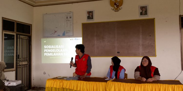 Sosialisasi Penyuluhan Pengelolaan dan Pemilahan Sampah di Kantor Desa Tarowang Kecamatan Tarowang, Kabupaten Jeneponto, Sulawesi Selatan, Rabu (05/02). Foto: Dokumentasi pribadi