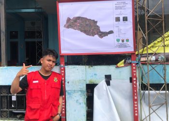 Mahasiswa bersama Peta Geografis Desaku di Kantor Desa Bonto Marannu, Senin (10/02). Foto: Dokumentasi pribadi