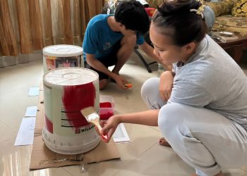 Pembuatan tempat sampah terpisah yang dilakukan oleh mahasiswa KKN Unhas di Desa Borisallo, Selasa (11/02). Foto: Dokumentasi pribadi