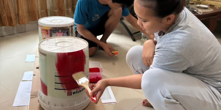 Pembuatan tempat sampah terpisah yang dilakukan oleh mahasiswa KKN Unhas di Desa Borisallo, Selasa (11/02). Foto: Dokumentasi pribadi