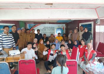 Inovasi Pemanfaatan Sampah, Mahasiswa KKN-T Ubah Limbah Plastik Menjadi Paving Block 