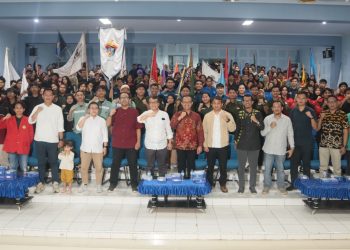 Foto bersama WR I, Prof Muhammad Ruslin dengan pengurus UKM Unhas 2025 yang dilantik di Aula Prof Mattulada FIB, Jumat (07/02). Foto: IDENTITAS/Wahyu Alim Syah