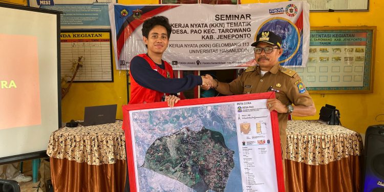 Penyerahan peta citra di Kantor Desa Pao, Rabu (05/02). Foto: Dokumentasi pribadi