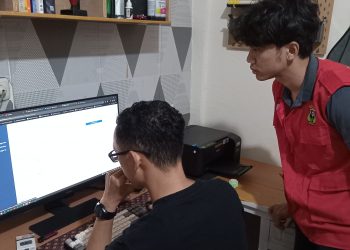 Mahasiswa KKN Unhas melakukan uji coba sistem informasi Desa Bilanrengi, Senin (10/02). Foto: Dokumentasi pribadi