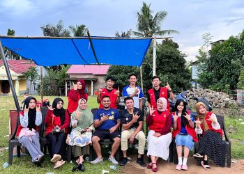 Foto Mahasiswa KKN-T Gelombang 113 Unhas Desa Sapanang bersama warga desa saat menggelar Sapanang Festival di Desa Sapanang, Kamis (23/01). Foto : Dokumentasi Pribadi