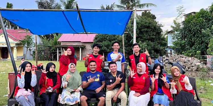 Foto Mahasiswa KKN-T Gelombang 113 Unhas Desa Sapanang bersama warga desa saat menggelar Sapanang Festival di Desa Sapanang, Kamis (23/01). Foto : Dokumentasi Pribadi