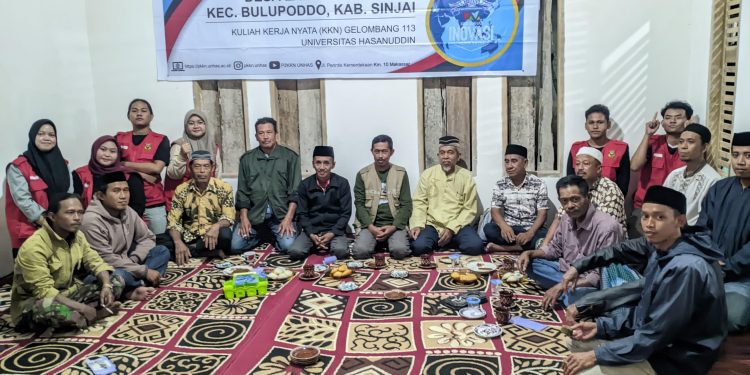 Mahasiswa KKN-T Unhas Laksanakan Pembuatan Pakan GMB untuk Tingkatkan Produktivitas Ternak